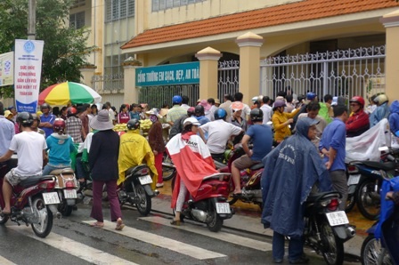Tại cụm thi Cần Thơ sáng nay có hàng ngàn phụ huynh đội mưa chờ các sĩ tử