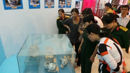 Các khách tham quan đặc biệt quan tâm đến các hiện vật trong con tàu đắm ở Cà Mau