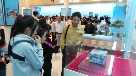 Đông đảo các em học sinh và khách tham quan đến xem triển lãm