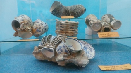 Đông đảo các em học sinh và khách tham quan đến xem triển lãm