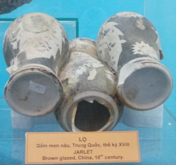 Một bộ lọ có hoa văn sắc sảo