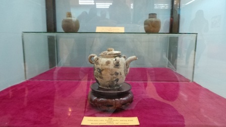 Một bộ lọ có hoa văn sắc sảo