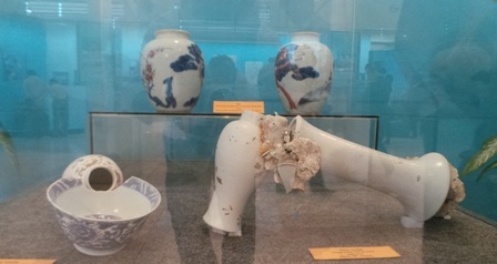 Bình hoa, bát,... màu men gần như còn nguyên vẹn