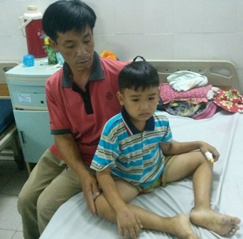 Anh trai bé Mỹ Nhân, Mỹ Ái lại nhập viện trong cảnh khốn khó