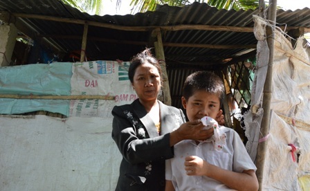 Mỗi lần mưa gió, mẹ con chị Hằng phải qua nhà hàng xóm tá túc