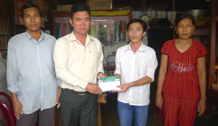 Ông Phạm Thanh Tùng - Phó Bí thư Đảng uỷ xã Tân Lộc trao số tiền