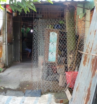 Căn nhà của gia đình em Thắm đang ở nhỏ và ọp ẹp thế này.