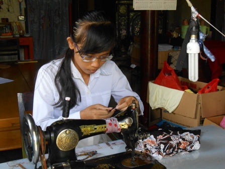 Nỗi lo của người mẹ bán lợn cho con đi thi