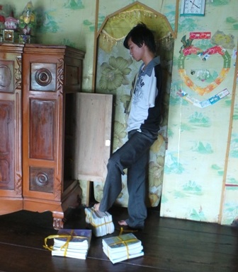 Lúc sinh ra, Trí đã không có 2 cánh tay như các em bé khác.