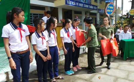 1.000 quyển vở đến với các em học sinh nghèo ở huyện Cờ Đỏ