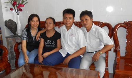 Thủ khoa Võ Quốc Bảo chụp ảnh cùng gia đình.