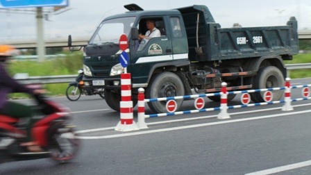 Không ít người lựng khựng vì biển báo quá nhỏ, không thấy được nội dung biển báo