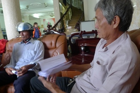 Gần 100 người dân kéo đến công ty Bảo Minh Cà Mau để xiết nợ