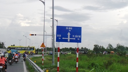 Ngoài việc biển báo nhỏ, nội dung chỉ dẫn còn gây khó hiểu cho người đi đường