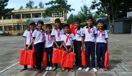 Đại diện nhóm Chia sẻ Yêu thương trao vở cho các em học sinh khối 7, 8