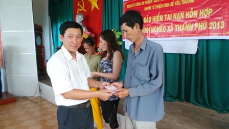 Đại diện nhóm Chia sẻ Yêu thương trao vở cho các em học sinh khối 7, 8