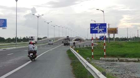 Không ít người lựng khựng vì biển báo quá nhỏ, không thấy được nội dung biển báo