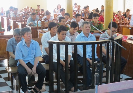 Các bị cáo Vông, Lộc, Hậu,... trước vành móng ngựa