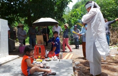 Chứng kiến cảnh bé Nhã Uyên ngồi trên phần mộ cha ăn chè, không ao cầm được nước mắt