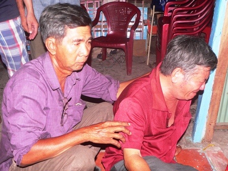 Ông Trường đau đớn tột cùng khi đưa thi thể anh Tôn về tới nhà