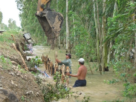 ĐBSCL: Lốc xoáy tiếp tục tàn phá, lũ vượt mức báo động 2