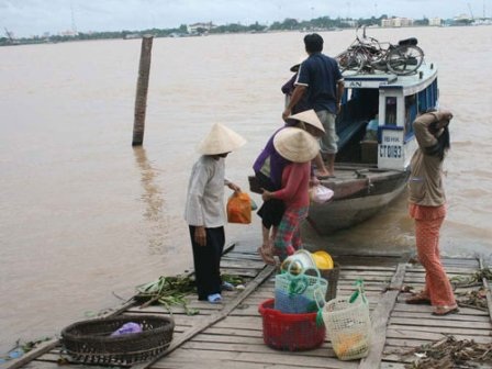 Lật ghe cào, hai cháu bé chết ngạt