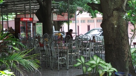 Vào mấy ngày này, hàng quán quanh núi Cấm vắng tanh