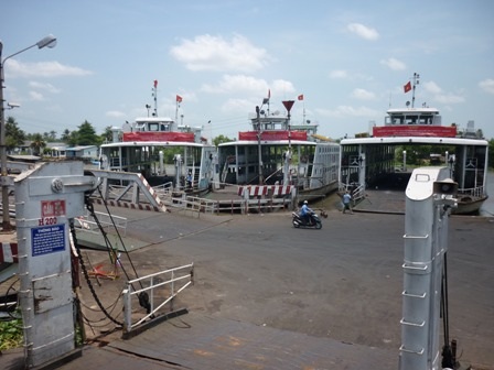 Tháp chính sừng sững như một mũi tên lao thẳng lên trời xanh