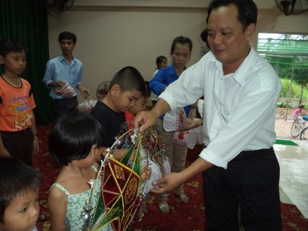 Đại diện Hội Cha mẹ Nhân ái tham gia phát quà cho các em học sinh trường THCS Thới Xuân