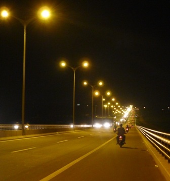 Ngàn cây nến sáng được thắp lên trên cầu Cần Thơ