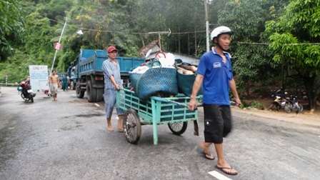 Các thương lái đến nhận hàng hoá