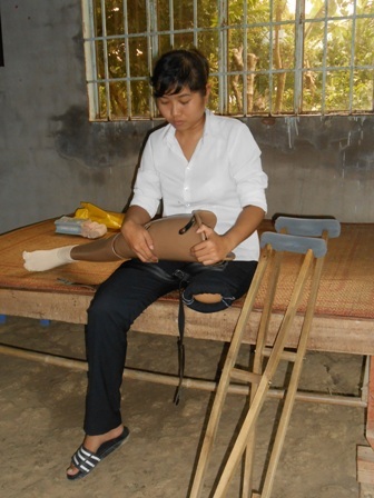 Khâm phục nữ sinh 1 chân vượt khó vào đại học