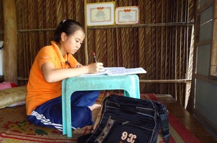 Vừa đi học, vừa ra đồng giúp mẹ nữ sinh vẫn đỗ 3 trường ĐH