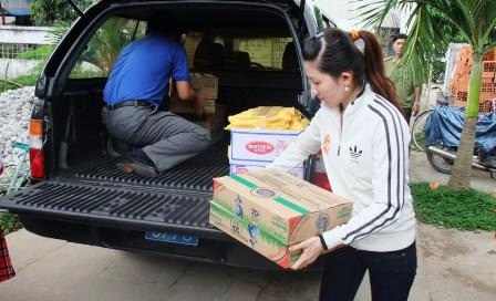 Các đồng chí ở Phòng Pháp chế Công an TP. Cần Thơ chuẩn bị quà cho các em học sinh