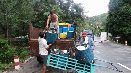 Xe tải chở nông sản của người dân từ trên núi xuống