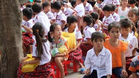 Các em học sinh trường tiểu học Trung Thạnh 1 háo hức chờ đợi đón chị Hằng