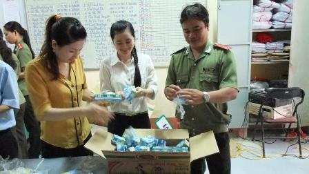 Các đồng chí ở Phòng Pháp chế Công an TP. Cần Thơ chuẩn bị quà cho các em học sinh