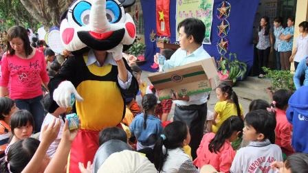 Đến phần trả lời câu hỏi có thưởng các em học sinh tham gia sôi nổi, giành quyền trả lời