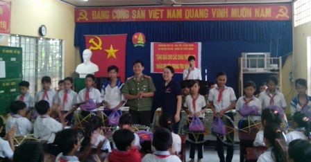 Đại diện Hội Cha mẹ Nhân ái tham gia phát quà cho các em học sinh trường THCS Thới Xuân