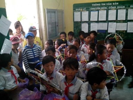 Dù hội trường rất chặt nhưng các em học sinh trường THCS Thới Xuân vẫn cam chịu