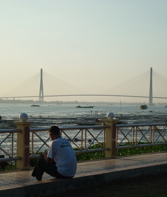 Nhịp sống dân dã bên cây cầu dây văng dài nhất Đông Nam Á - 7 Một chút bâng khuân khi nhìn về cầu Cần Thơ