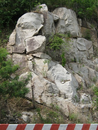 Trên vách núi Cấm vẫn còn những tảng đá nằm chênh vênh như thế này