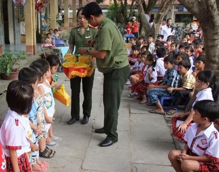 Dù hội trường rất chặt nhưng các em học sinh trường THCS Thới Xuân vẫn cam chịu