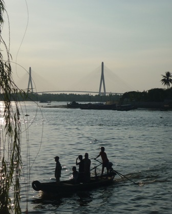 Nhịp sống dân dã bên cây cầu dây văng dài nhất Đông Nam Á - 8 Cầu Cần Thơ sắp về đêm