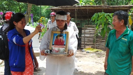 Nổi đau tột cùng của người vợ trẻ và người cha chạy xe ôm nuôi anh Tôn ăn học