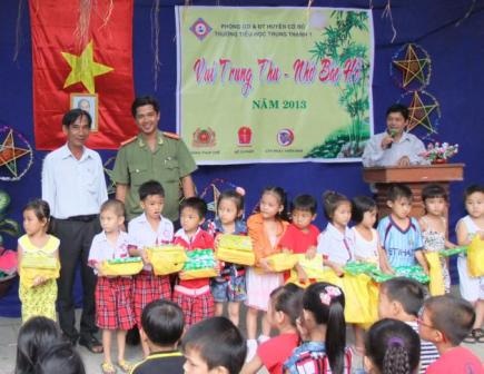 Các em học sinh trường tiểu học Trung Thạnh 1 háo hức chờ đợi đón chị Hằng