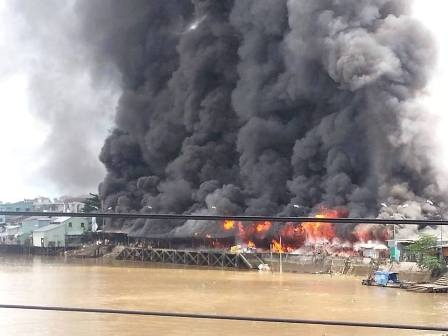 Cháy dữ dội gần 100 vựa trái cây: Lập phương án xây chợ mới - 1 Cháy dữ dội gần 100 vựa trái cây: Lập phương án xây chợ mới