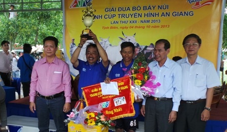 BTC trao giải thưởng cao nhất cho đôi bò số 16 của ông Nguyễn Văn Lâm (huyện Tri Tôn)