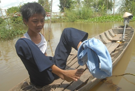 Cuộc sống đời thường của chàng sinh viên không tay - 1 Tự mặc và thay quần áo