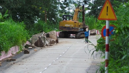 Qua 5 ngày thi công, hơn 300 khối đá mồ côi đã được thu dọn